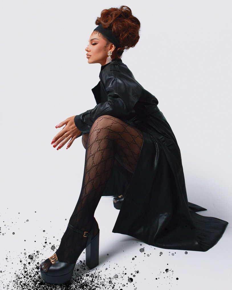 Dora in underwear singer