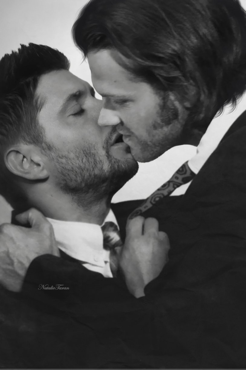 Jensen Ackles and Jared Padaleki kiss
