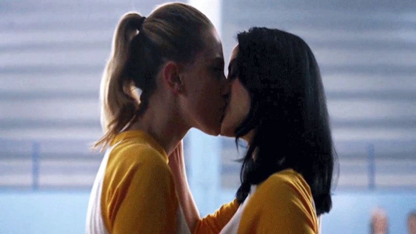 Riverdale kiss Betty and Veronica