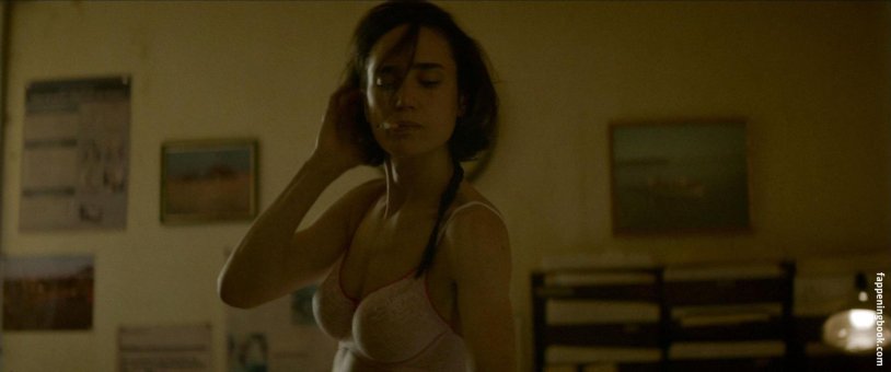 Jennifer Connelli chest Requiem