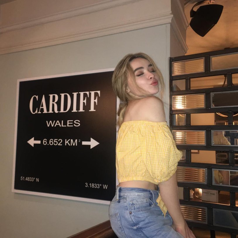 Сабрина Карпентер в купальнике