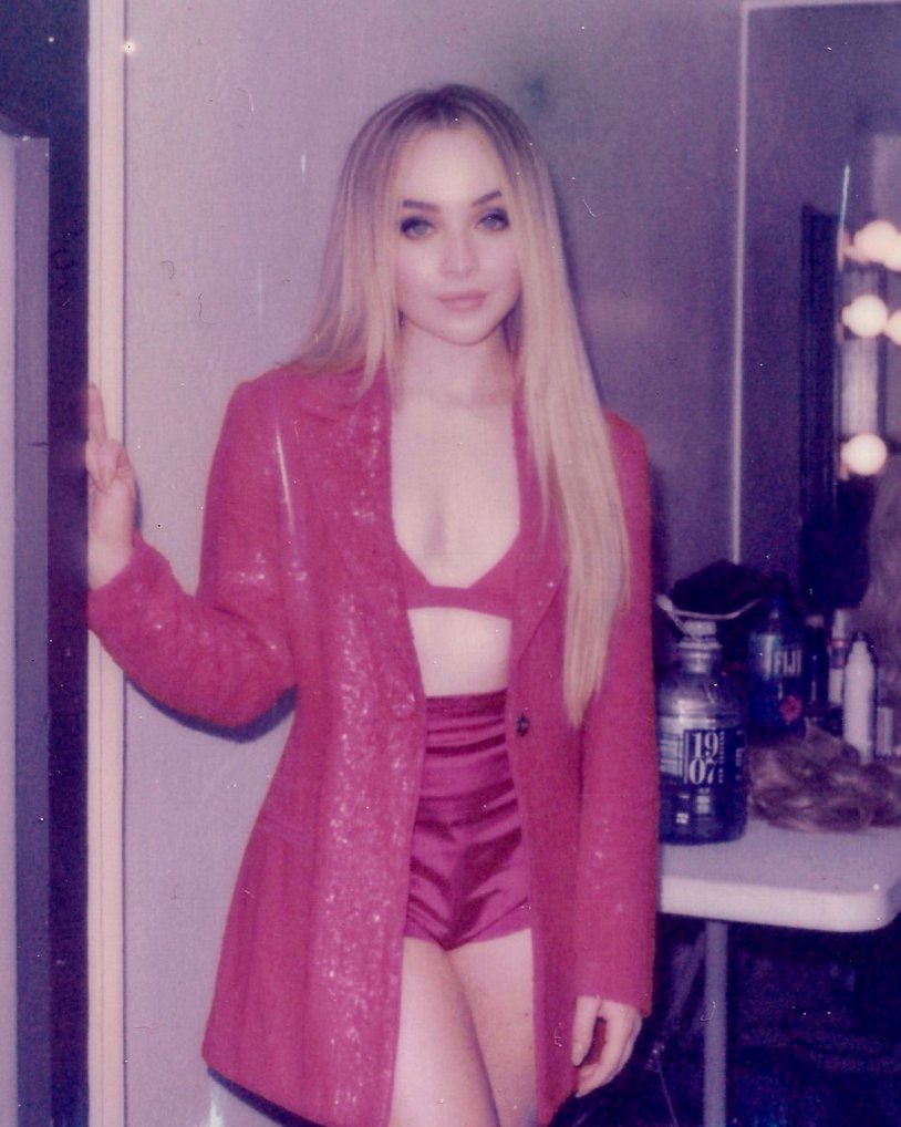 Сабрина Карпентер в купальнике