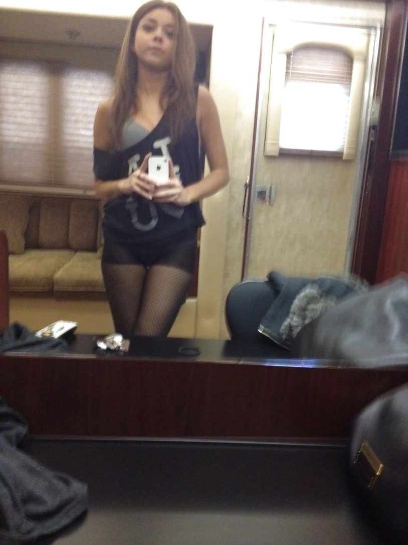 Sarah Hiland hot photos