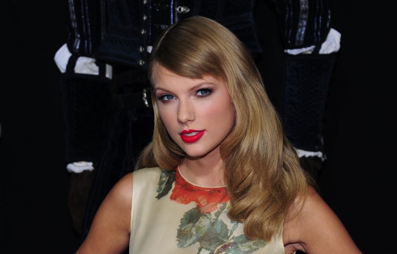 Taylor Swift lights up