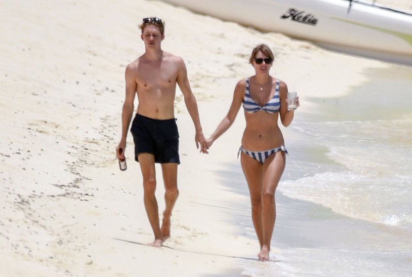 Naked Taylor Swift on stage