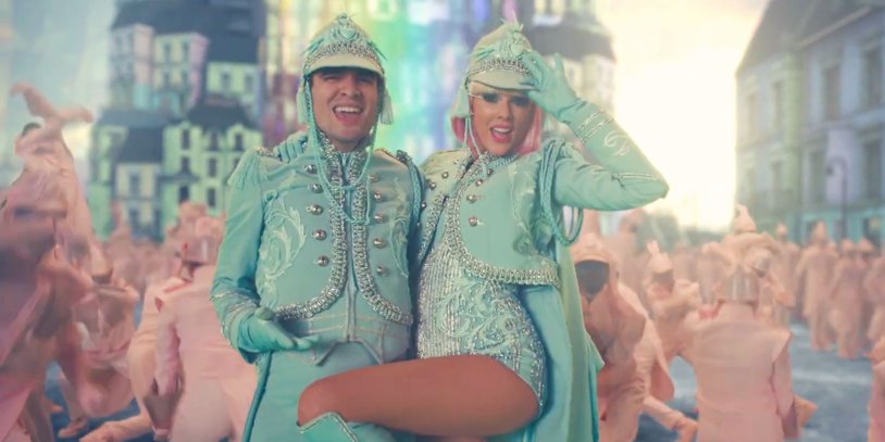 Taylor Swift without a bra