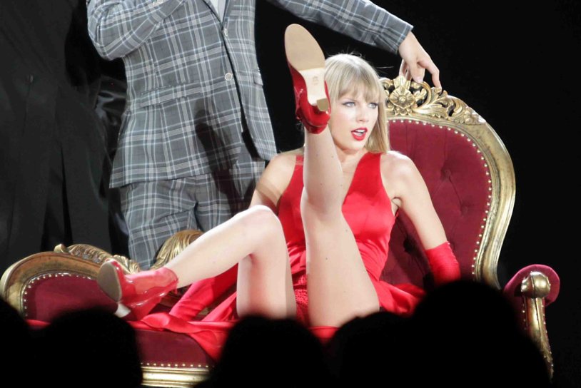 Taylor Swift Naked on the desktop