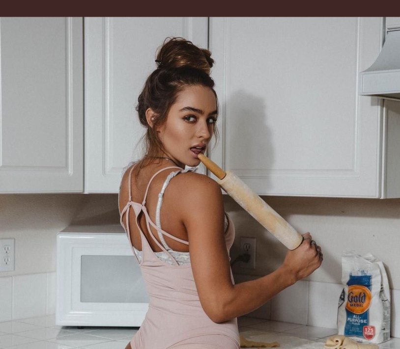 Sommer Ray in leggings