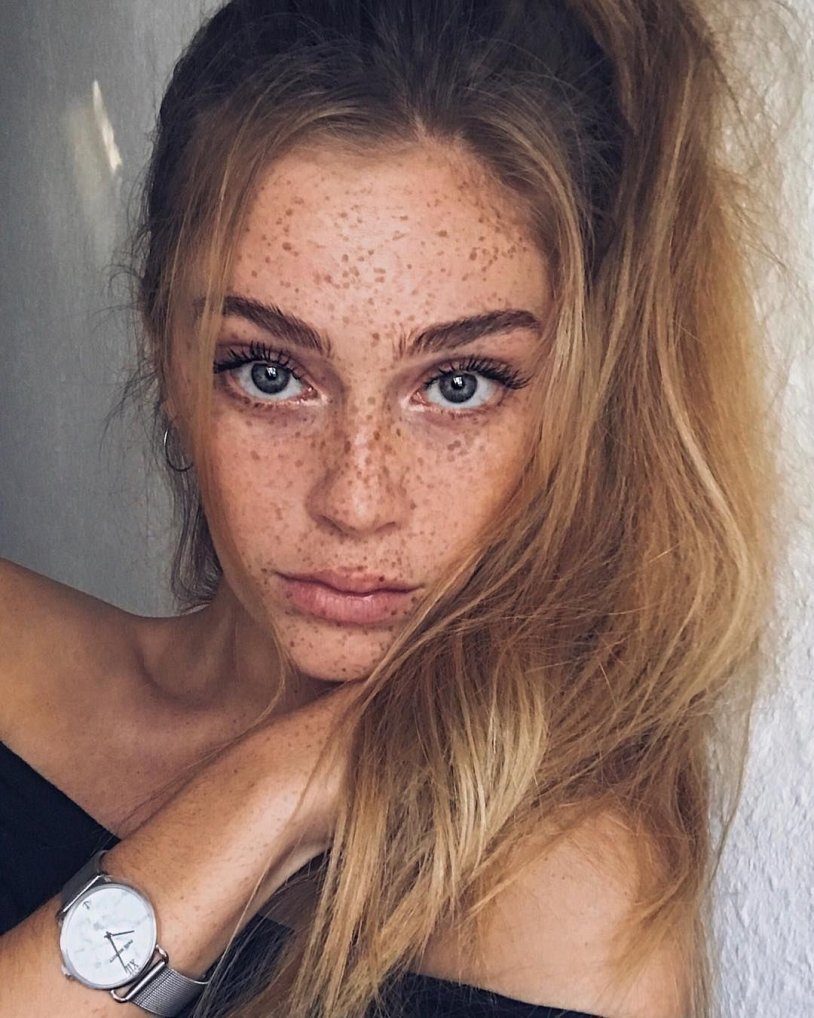 Santi Paulina is hot