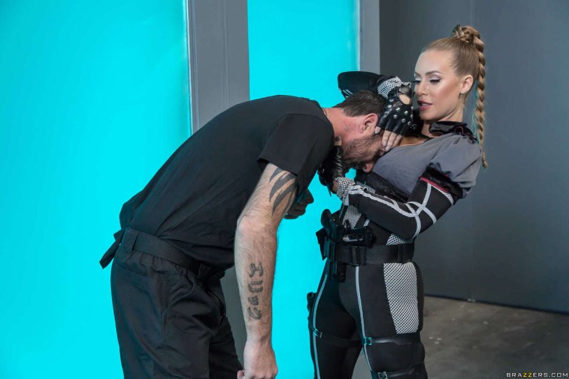 Nicole Aniston Girth in Shell