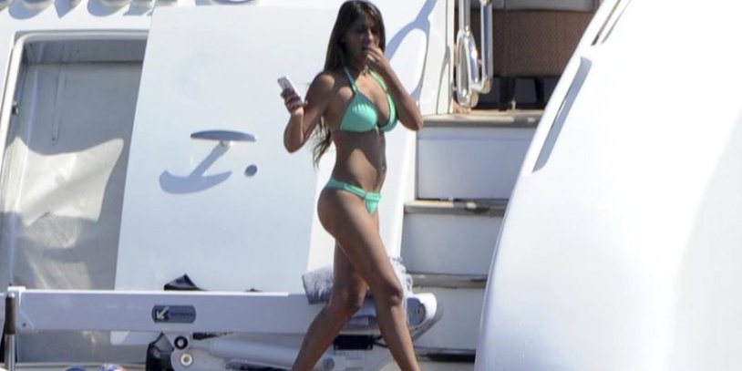 Antonella Rokuzzo in a swimsuit and Messi