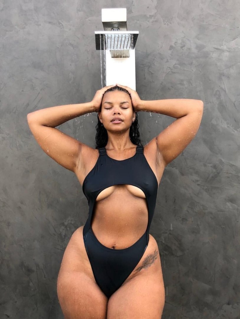 Model + Saiz Leslie Sidora