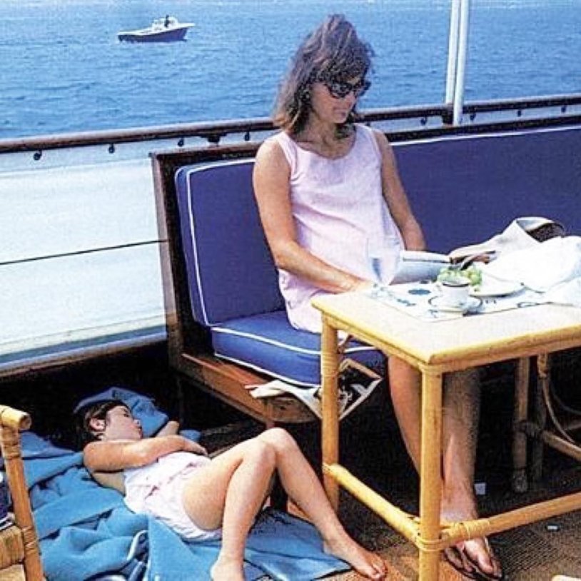 Wallpaper on laptop Pinteric black