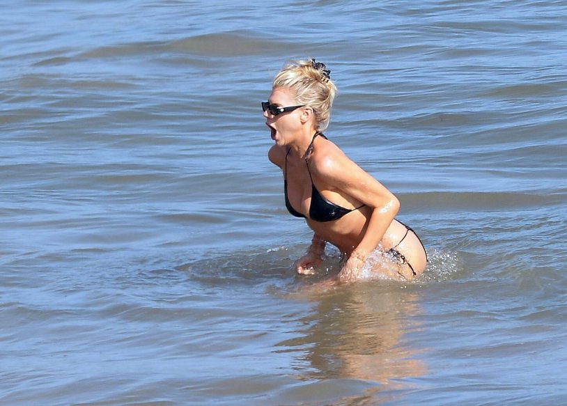 Charlotte McKinney showed the chest