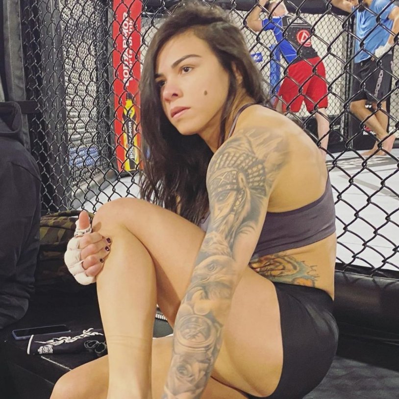Pumped girl MMA Claudia Garcia