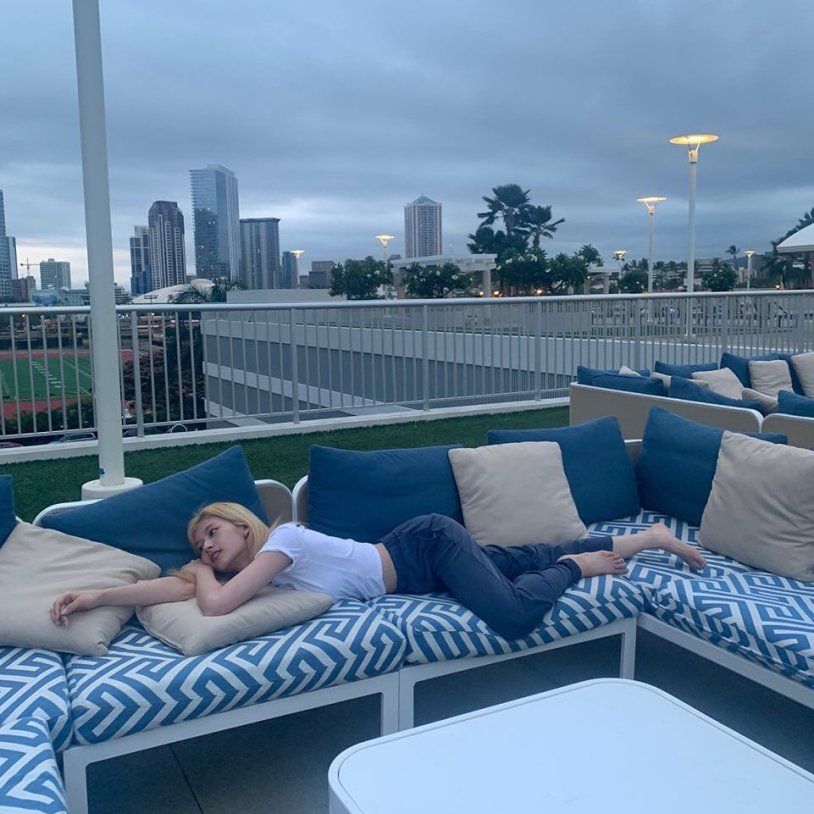 Red -haired Sana TwaiS Airport