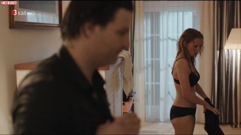 Naked photos Caroline Damor