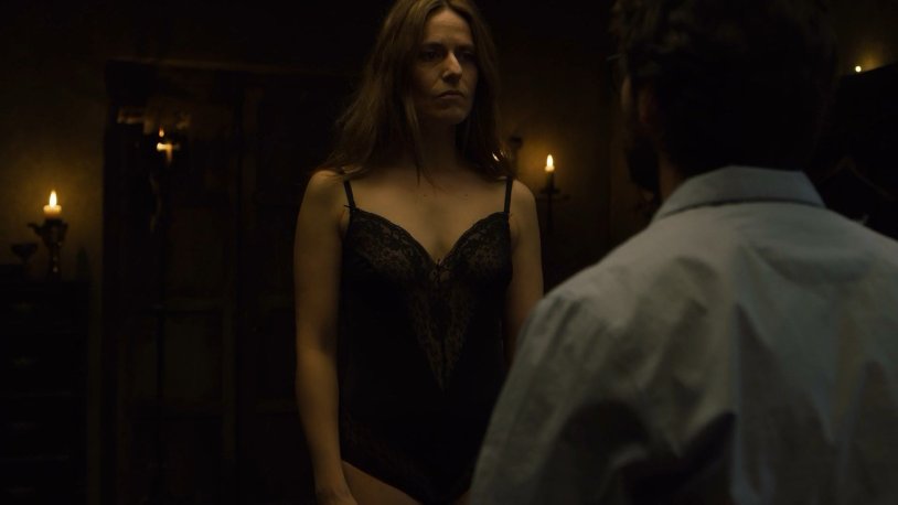 Izicar Iteeno bed scene