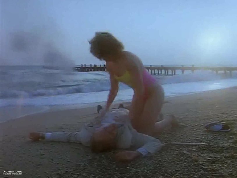 Kelly McGillis accused bed scene