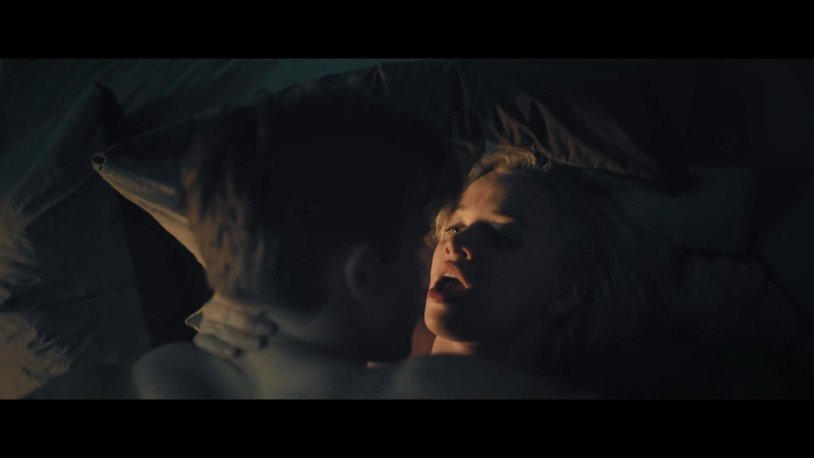 Luna Vedler bed scenes