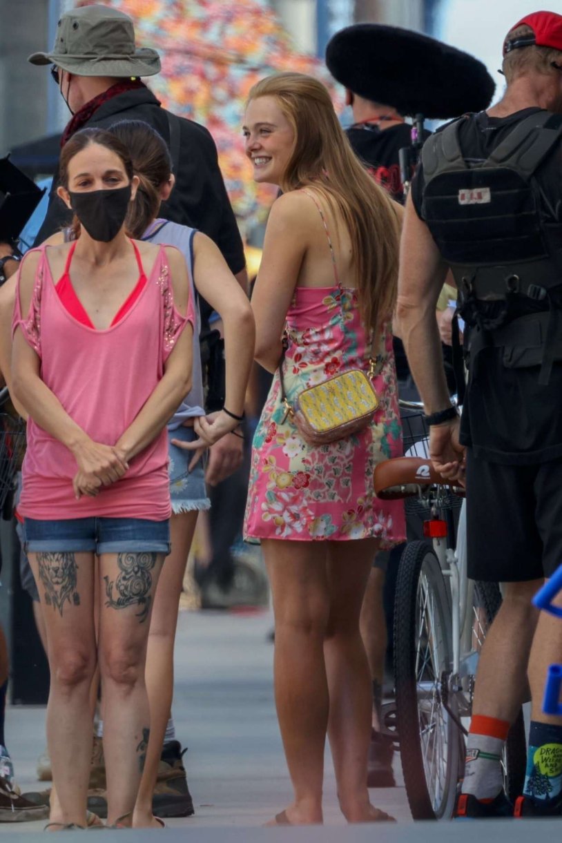 El Fanning is pregnant tummy