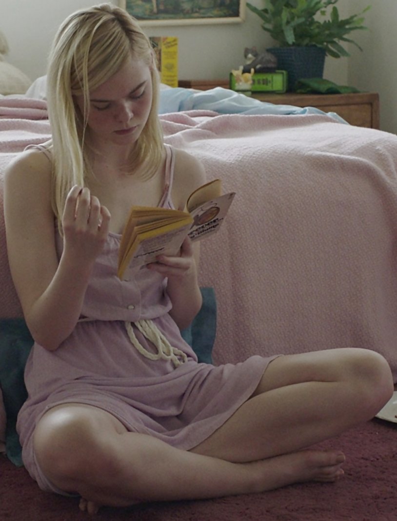 El Fanning in panties