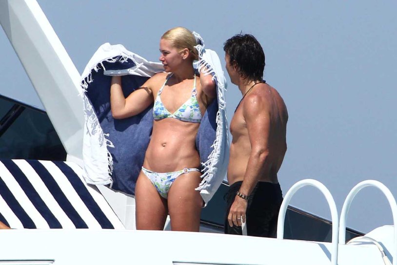 Valeria Mazza Bikini Bending