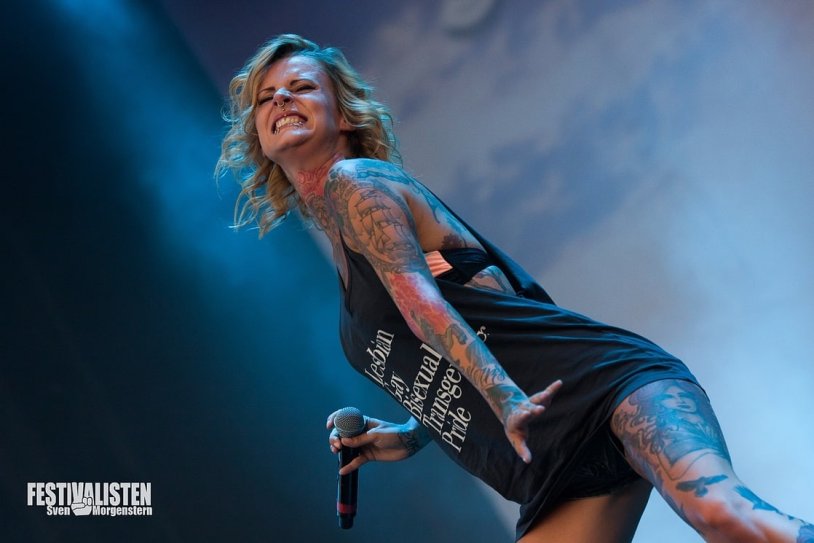 Jennifer Rostock to tattoo