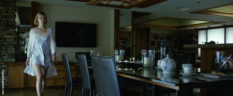 Rosamund ration pregnant in the film disappeared