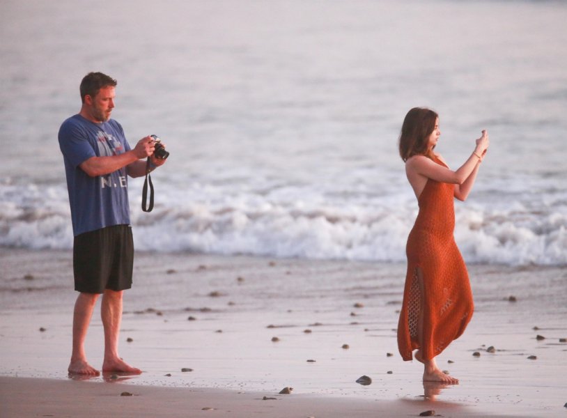 Ana de Armas and Ben Affleck on the beach