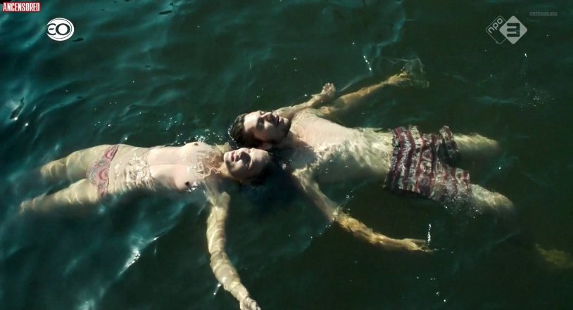 Ana de Armas in the scene of the fight Bond