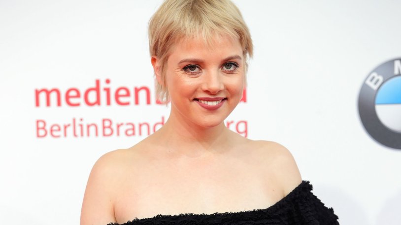 Yella Haaze in a bra