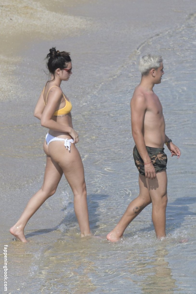 Oriana Sabatini hot with a guy