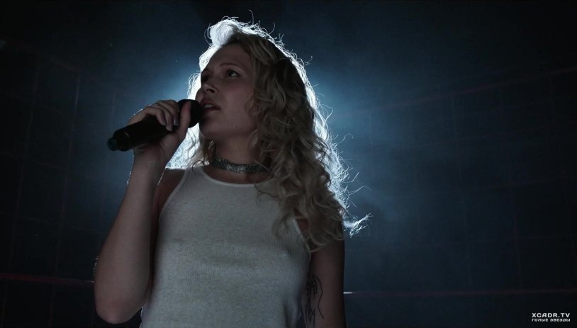 Kelly Berglund in pants lines