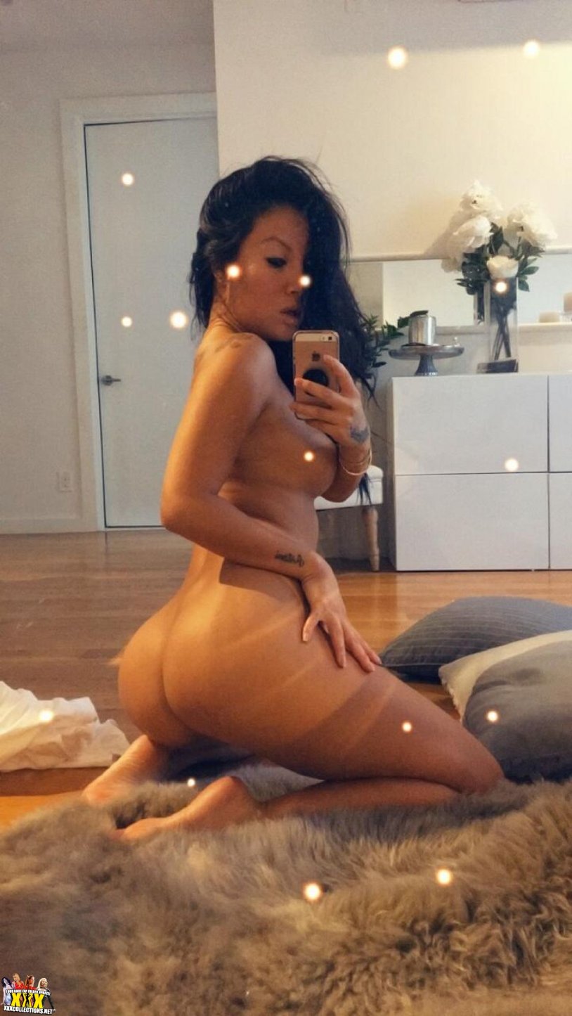 Asa Akira sunns selfie