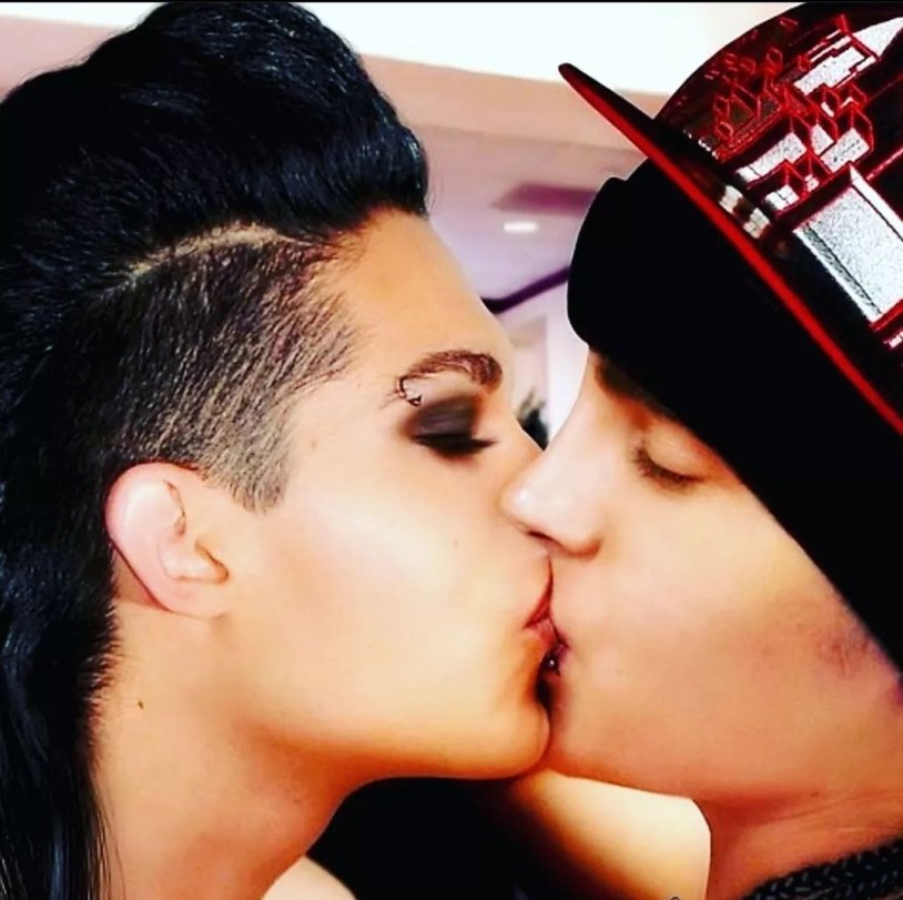 Tom and Bill Kaulitz kiss