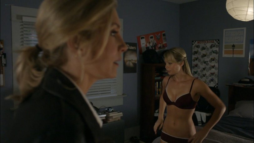 Elizabeth Mitchell in linen Visiters