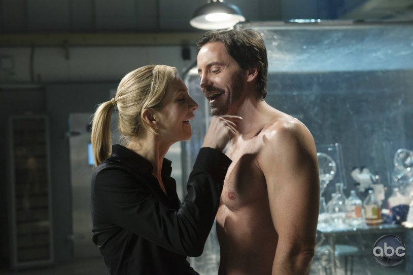Elizabeth Mitchell to stay alive
