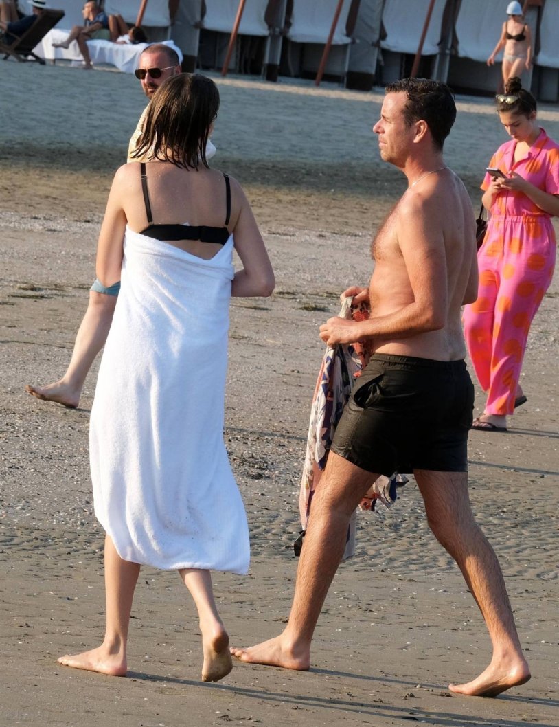 Karl Bruni and Nicolas Sarkozi on the beach