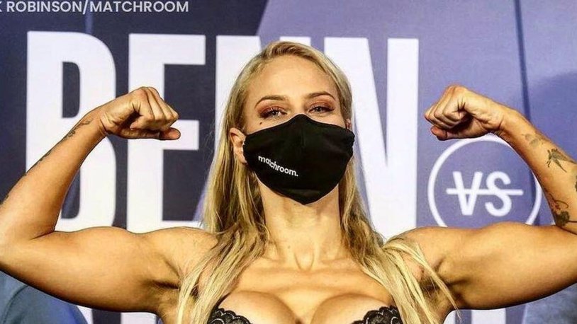 Brandy Love in Leggings