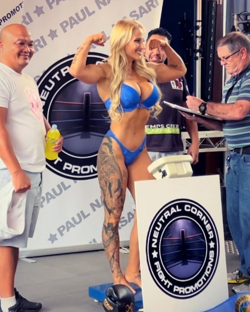 Nicole Eniston in unifona