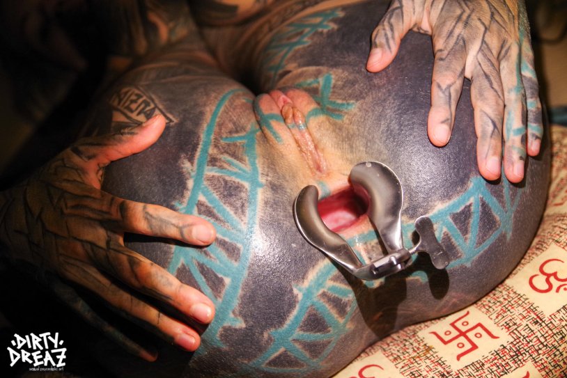 Goth Charlotte Put An XXL Hankeys Toys Upon Anuskatzz Ana Hole Tatto Girls Cumshot Gif