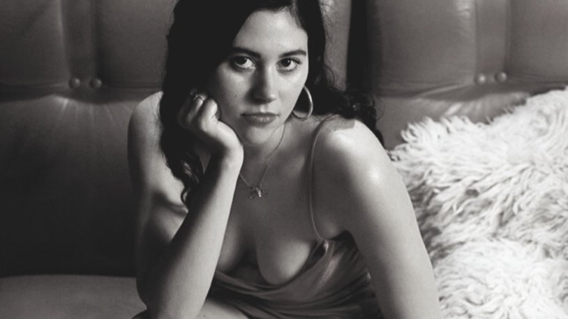 Eliza del with legs naked