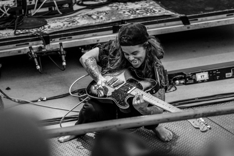 Tash Sultana and her girl