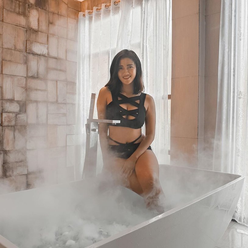 Amalia Erotic fashion model