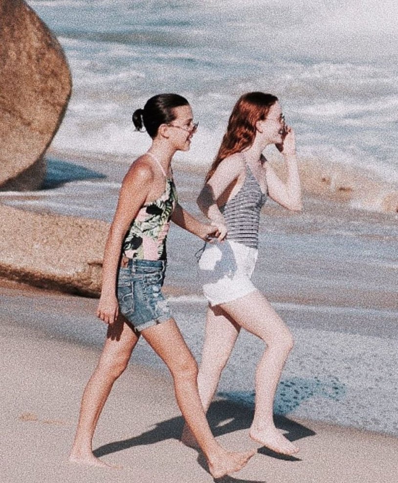 Милли Бобби Браун и Сэди синк в купальнике