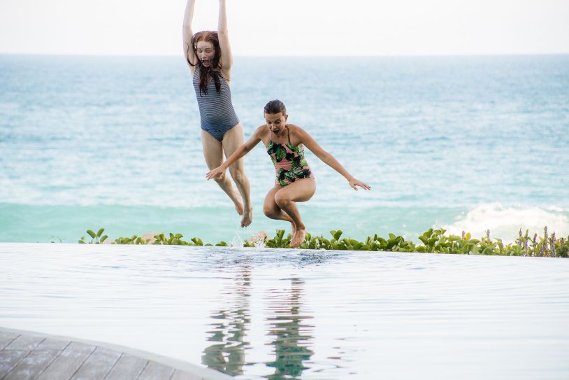 Милли Бобби Браун в купальнике