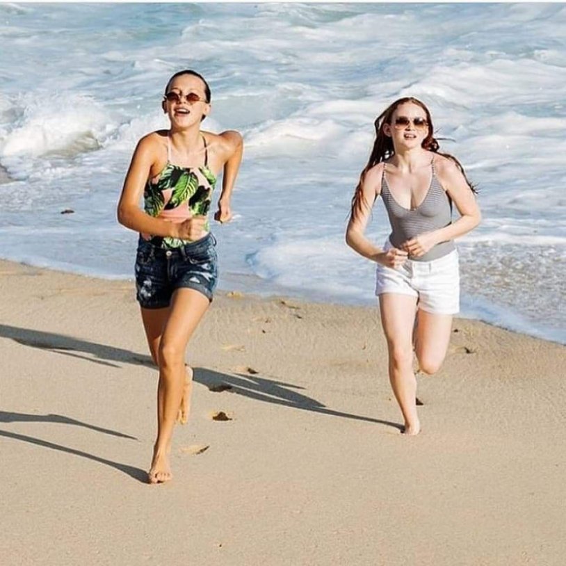 Милли Бобби Браун и Сэди синк в купальнике