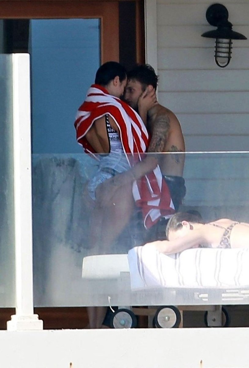 Dua Lipa Paparazzi 2022