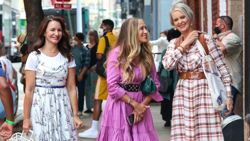 Bedroom decor with greens